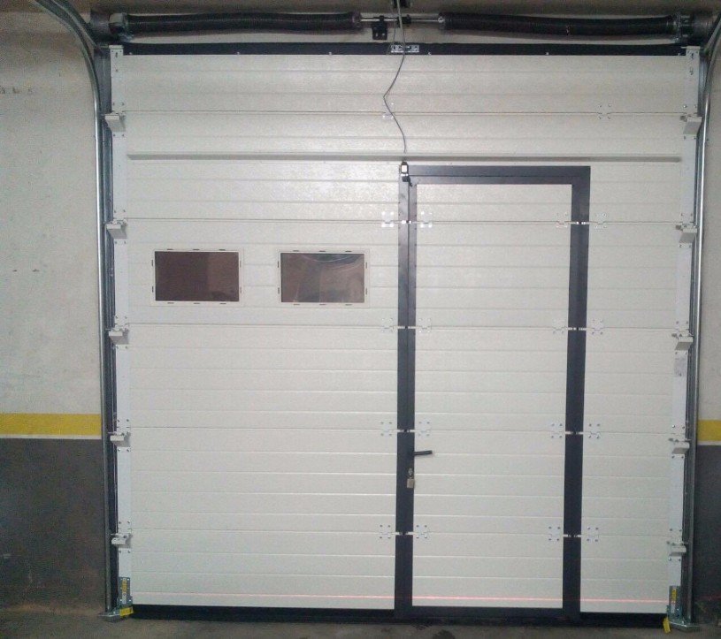 portoni-sezionali-industriali-07-portone-sezionale-per-officina